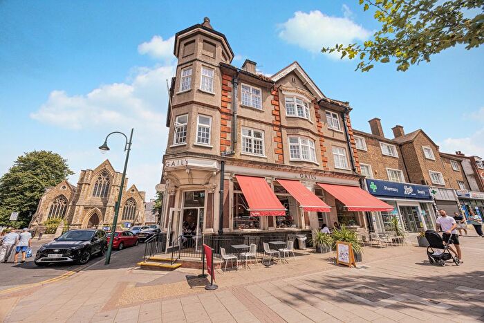 2 Bedroom Flat To Rent In High Street Wanstead, London, E11