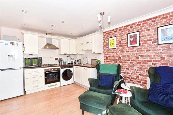 1 Bedroom Flat For Sale In Ingram Close, Larkfield, Kent, ME20