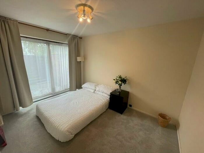 Chalet To Rent In Glengall Road, IG8