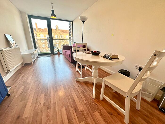 1 Bedroom Flat To Rent In Bloemfontein Road, London, W12