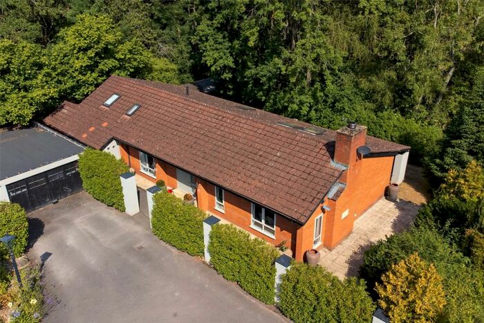 4 Bedroom Bungalow To Rent In Burchetts Green Road, Burchetts Green, Maidenhead, Berkshire, SL6