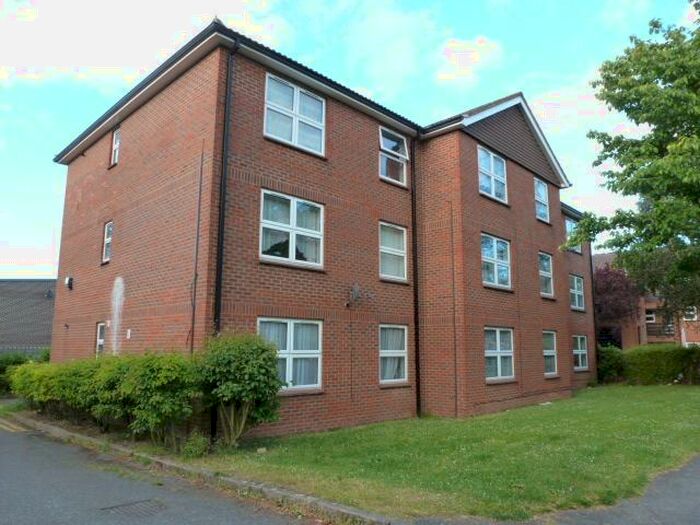 2 Bedroom Ground Flat To Rent In Broadwater Crescent, Welwyn Garden City, AL7