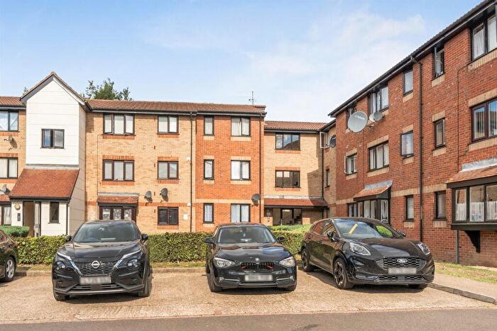 1 Bedroom Flat For Sale In Magpie Close, Enfield, EN1