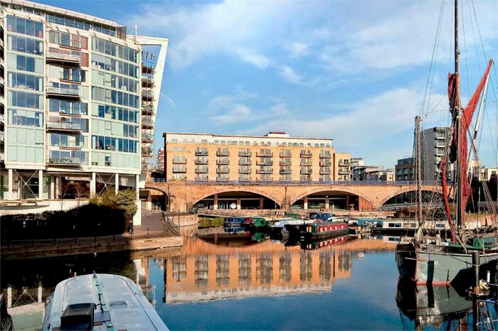 2 Bedroom Apartment To Rent In Commercial Road, E14