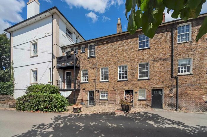 2 Bedroom Flat To Rent In Posting House, Tring, HP23