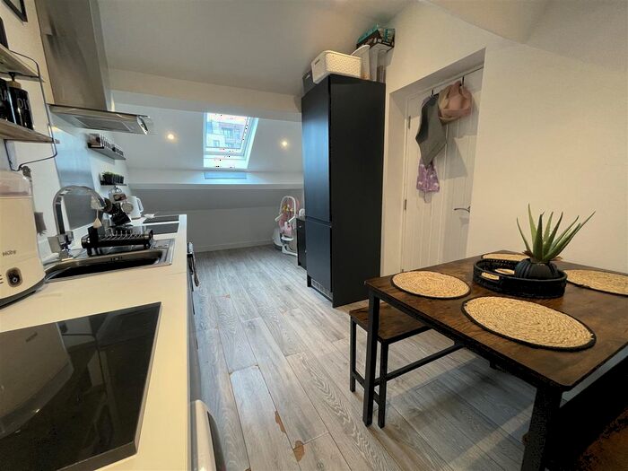 2 Bedroom Flat To Rent In Bridge End, Rastrick, Brighouse, HD6