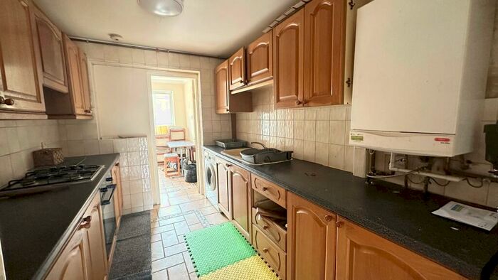2 Bedroom Flat To Rent In The Glade, Ilford, IG5