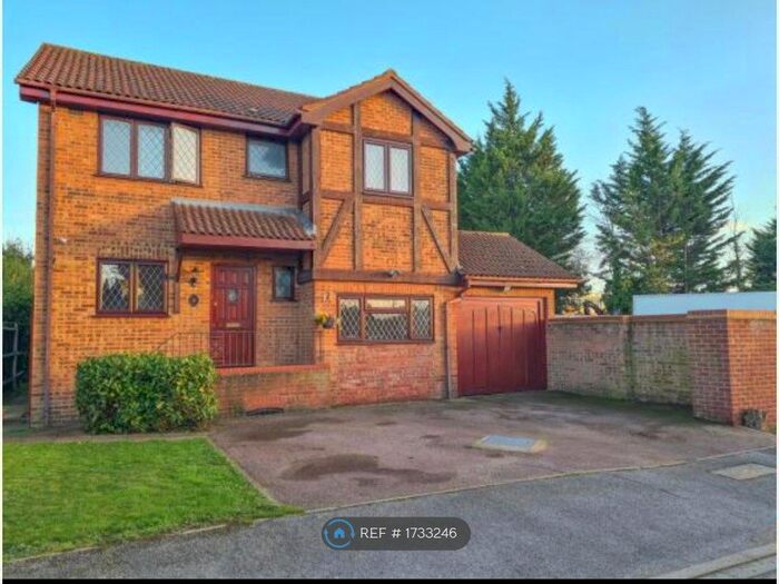 5 Bedroom Detached House To Rent In Sarsby Drive, Staines-Upon-Thames, TW19