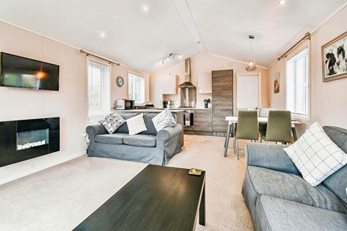 2 Bedroom Mobile/park Home For Sale In Hull Road, Wilberfoss, York, YO41