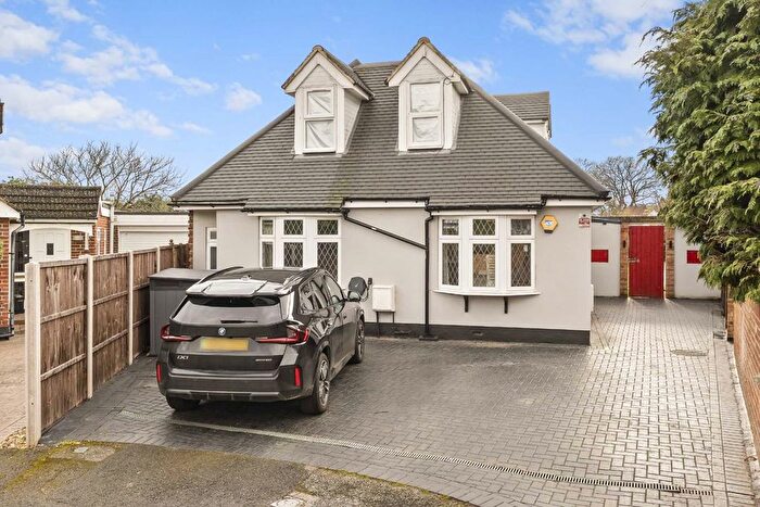 4 Bedroom Detached House For Sale In Tadmor Close, Sunbury-On-Thames, TW16