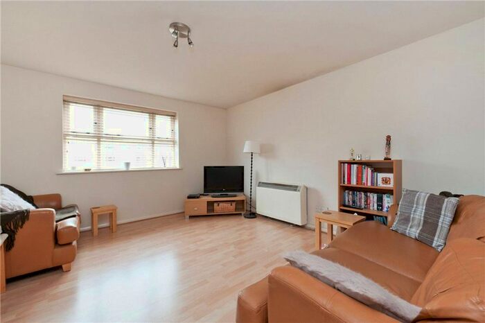 2 Bedroom Flat To Rent In Massingberd Way, Tooting, London, SW17