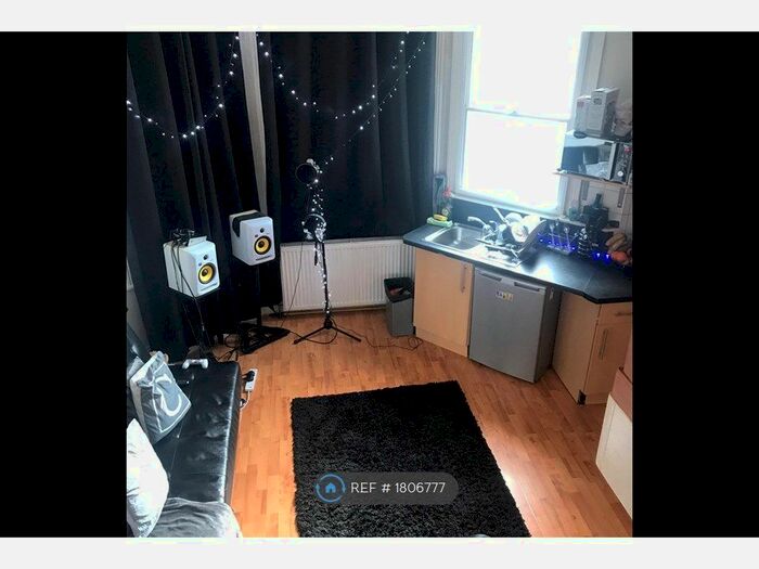 Studio To Rent In Thurlow Park Road, London, SE21