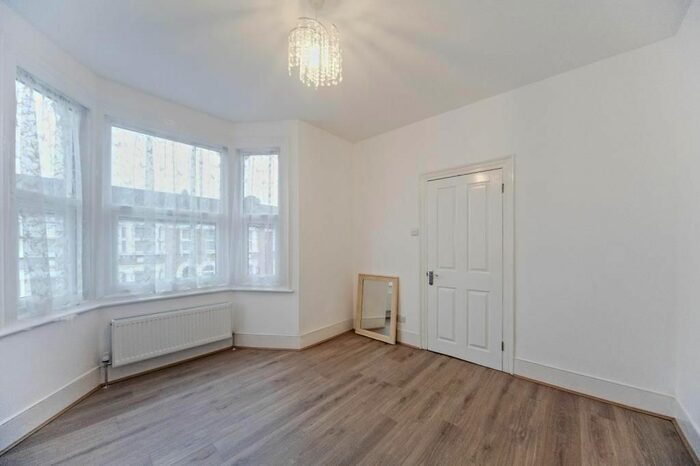2 Bedroom Flat To Rent In Harbut Road, London, SW11