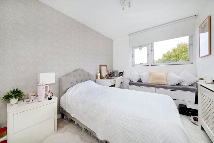 3 Bedroom Flat For Sale In Maskelyne Close, Battersea, SW11