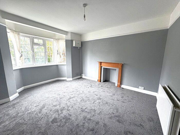 2 Bedroom Flat To Rent In Victoria Rise, Clapham Common, SW4