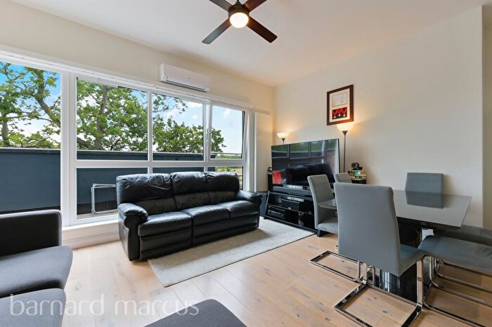 2 Bedroom Flat For Sale In Challenge Court, Leatherhead, KT22