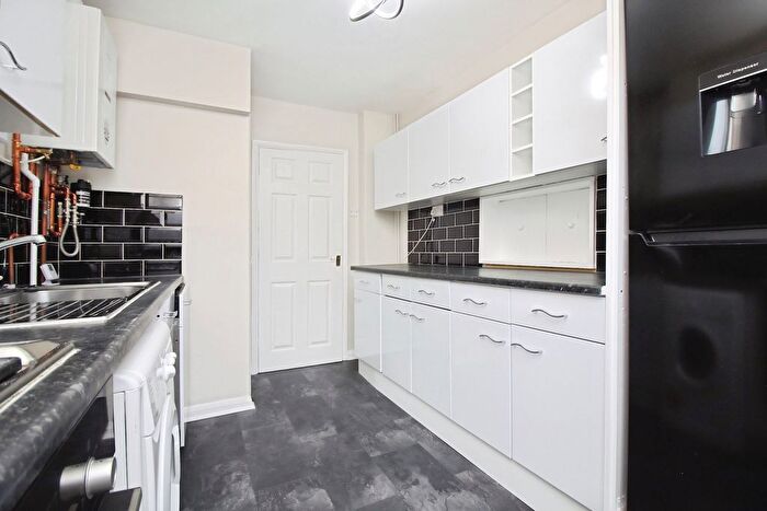 3 Bedroom Semi-detached House For Sale In Park Rise, Leicester, LE3