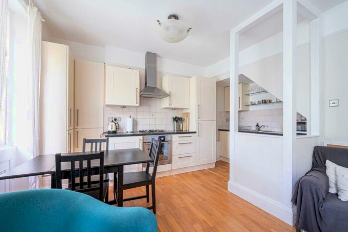 3 Bedroom Maisonette To Rent In Camden Road, Camden, London, N7