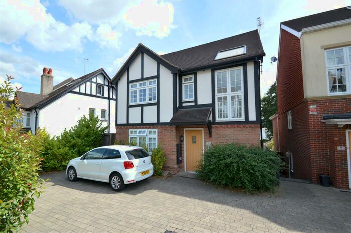 2 Bedroom Flat To Rent In The Avenue, Coulsdon, CR5