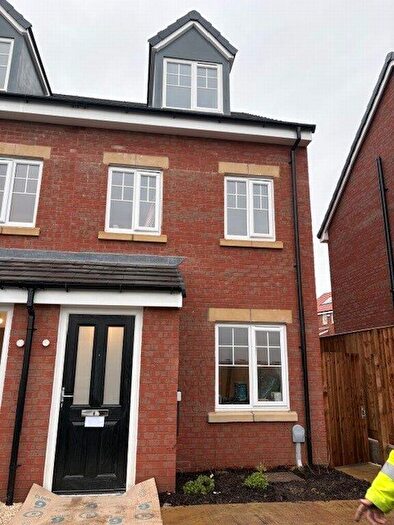 3 Bedroom End Of Terrace House To Rent In Castle Walk, Bolsover, Chesrterfield, S44