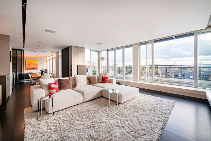 3 Bedroom Flat To Rent In Jacana Court, Star Place, E1W