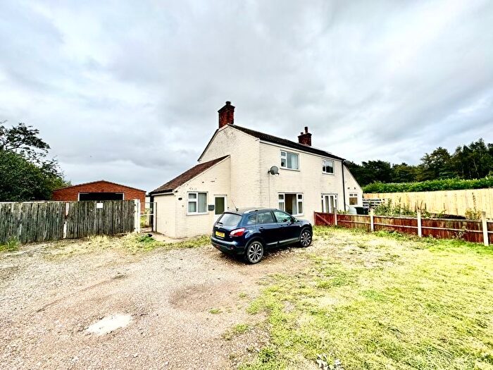 2 Bedroom Semi-Detached House For Sale In Sea Dyke Way, Marshchapel, Grimsby, DN36