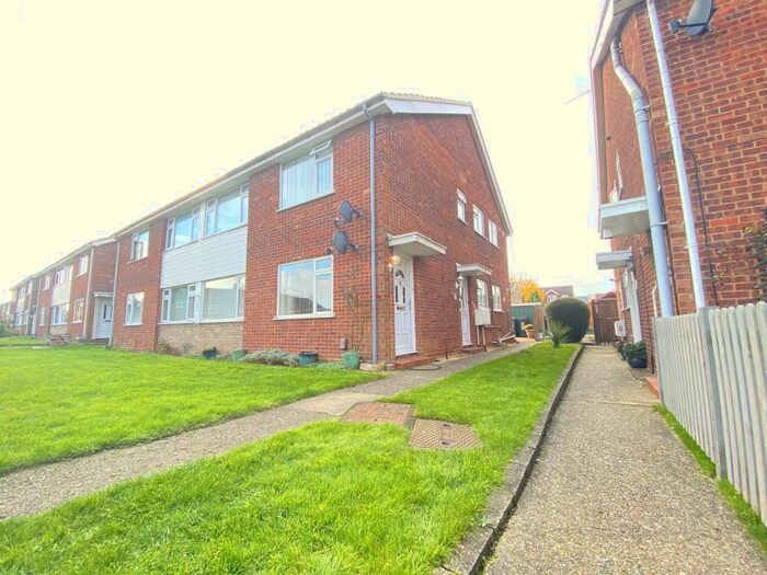 1 Bedroom Flat To Rent In Cedar Walk, Waltham Abbey, EN9