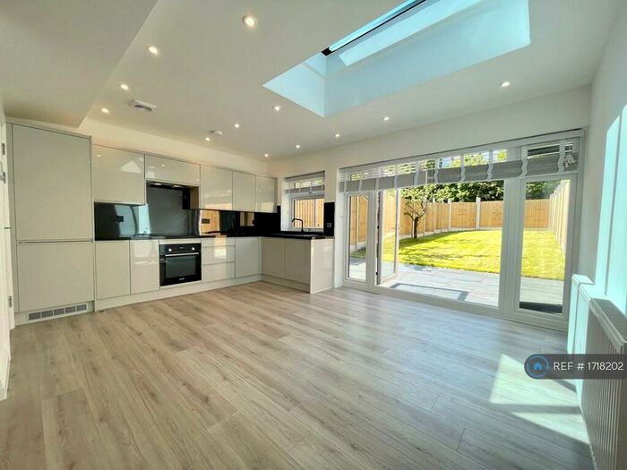 5 Bedroom Semi-Detached House To Rent In Daneland, Barnet, EN4