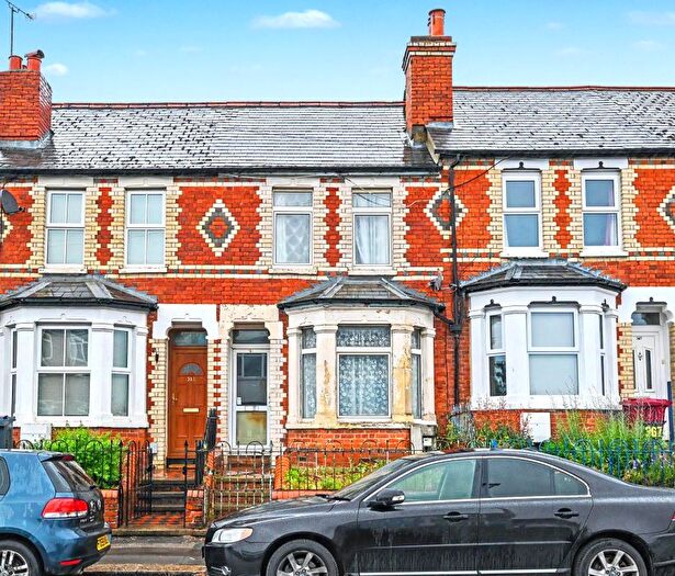 3 Bedroom Terraced House For Sale In Elgar Road South, Reading, RG2