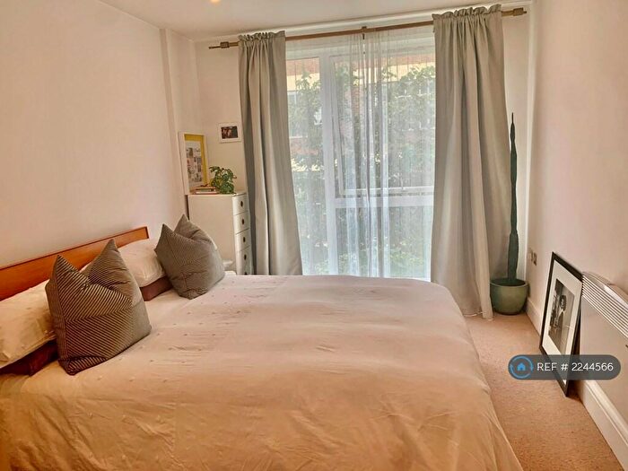 1 Bedroom Flat To Rent In Peckham Grove, London, SE15