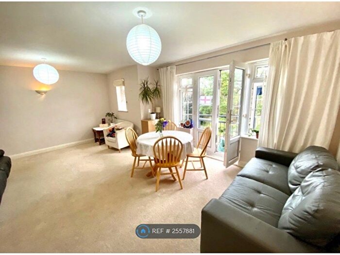 2 Bedroom Flat To Rent In Hanover Court, Bromley, BR2