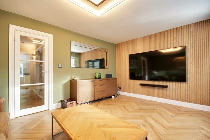 4 Bedroom End Of Terrace House For Sale In The Knowle, Hoddesdon, EN11