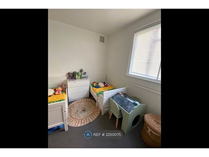 2 Bedroom Flat To Rent In Cresta Court, London, W5