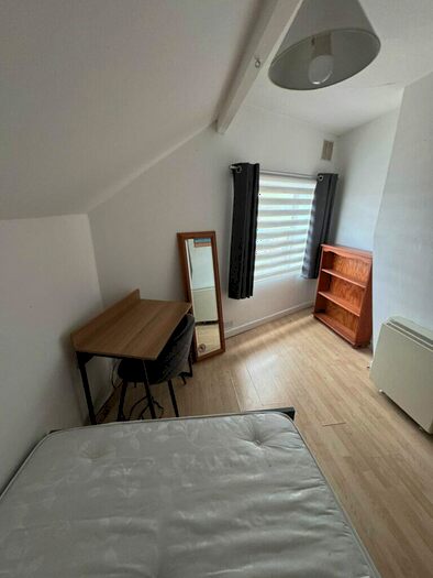 1 Bedroom Flat To Rent In Woodview Street, Beeston, LS11