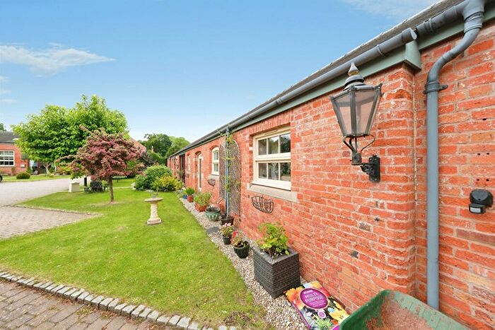 4 Bedroom Barn Conversion For Sale In Home Farm Courtyard, Castle Donington, Derby, DE74
