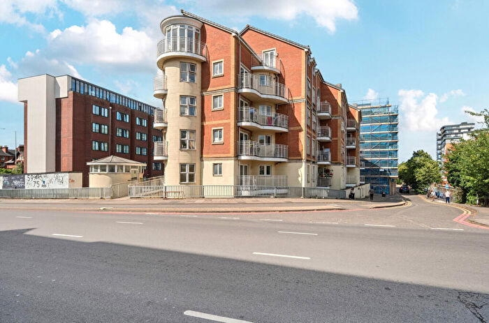 2 Bedroom Apartment For Sale In Kennet Side, Reading, Berkshire, RG1