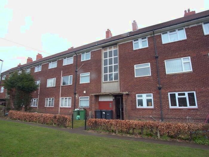 2 Bedroom Flat To Rent In Tinshill Mount, Cookridge, Leeds, LS16