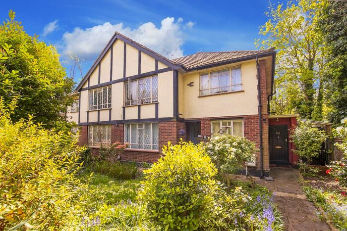 2 Bedroom Flat To Rent In Queens Road, Buckhurst Hill, IG9