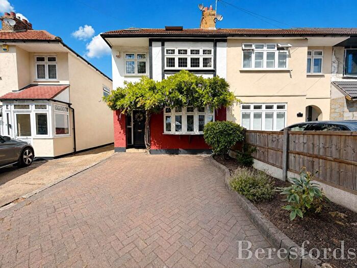 4 Bedroom End Of Terrace House For Sale In Bush Elms Road, Hornchurch, RM11