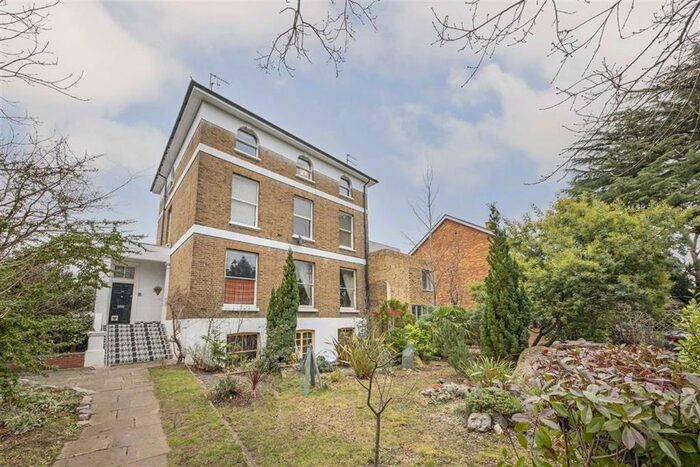 3 Bedroom Flat To Rent In Hampton Road, Teddington, TW11