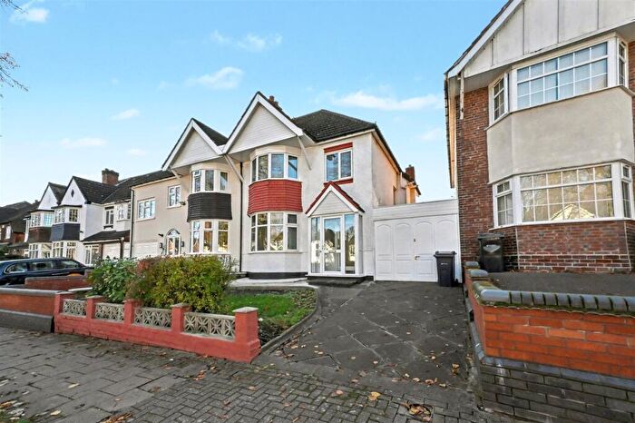 3 Bedroom Semi Detached House For Sale In Wadhurst Road, Birmingham, B17