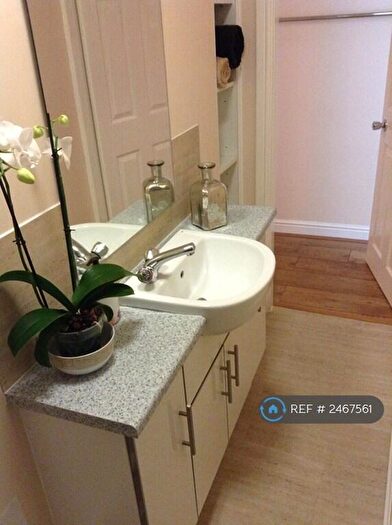 3 Bedroom Flat To Rent In De La Pole Avenue, Hull, HU3
