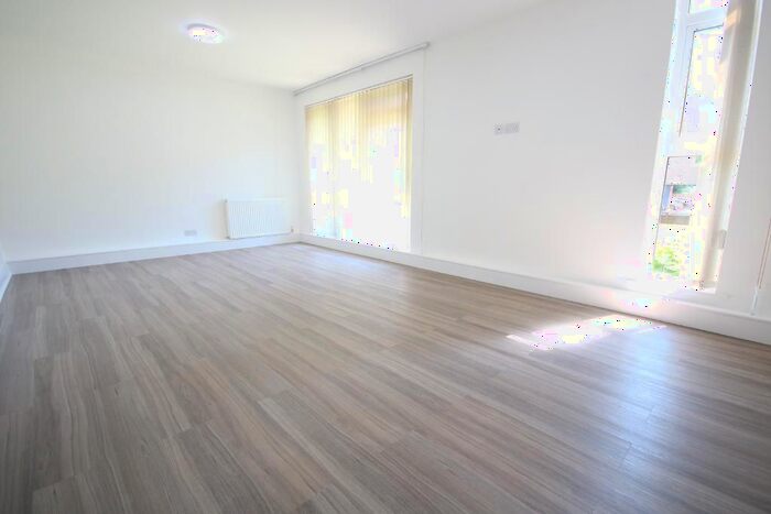3 Bedroom Flat To Rent In Peters Lodge, Stonegrove, Edgware, Middlesex, HA8