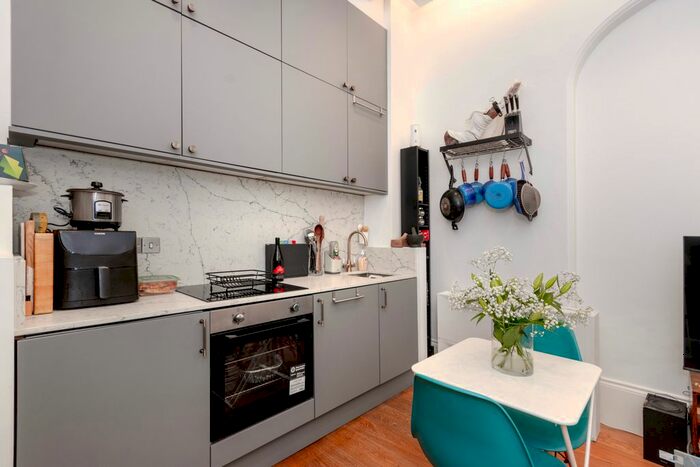 1 Bedroom Flat For Sale In Bramham Gardens, London, SW5