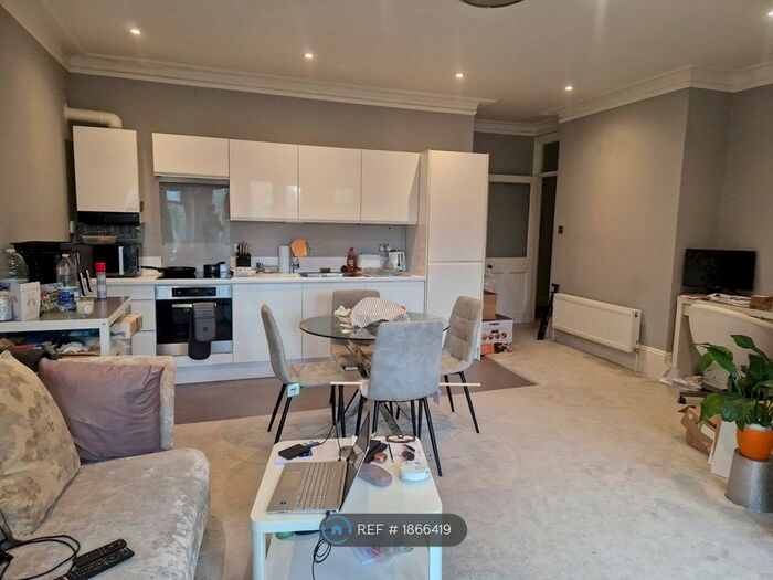 2 Bedroom Flat To Rent In Grimston Gardens, Folkestone, CT20