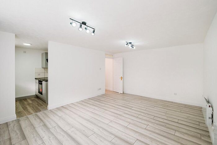 2 Bedroom Flat For Sale In Woodridge Close, Enfield, EN2