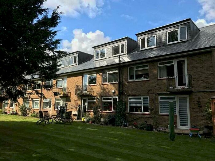 1 Bedroom Flat To Rent In Ardingly Court, Woodcote Road, Epsom, KT18