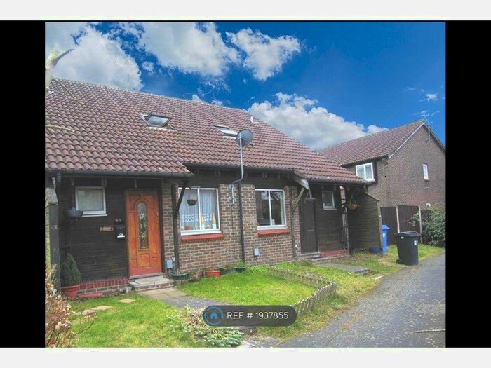 1 Bedroom End Of Terrace House To Rent In Willowmead Close, Woking, GU21