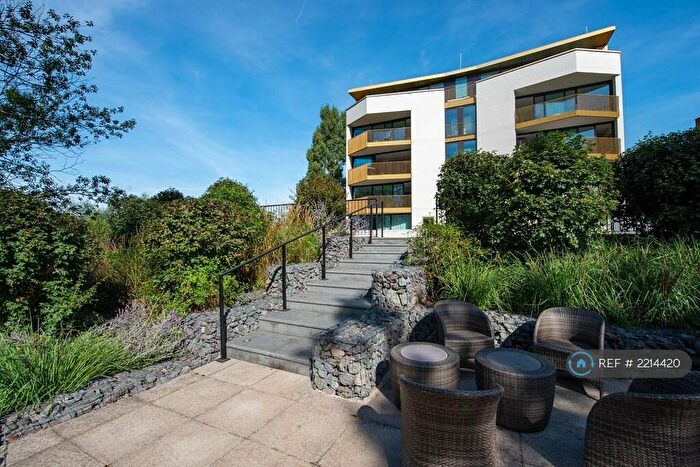 2 Bedroom Flat To Rent In Bishops Wood Court, London, N2