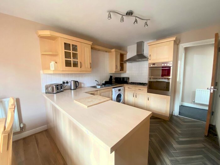 3 Bedroom Town House To Rent In Old Tolbooth Wynd, Edinburgh, EH8